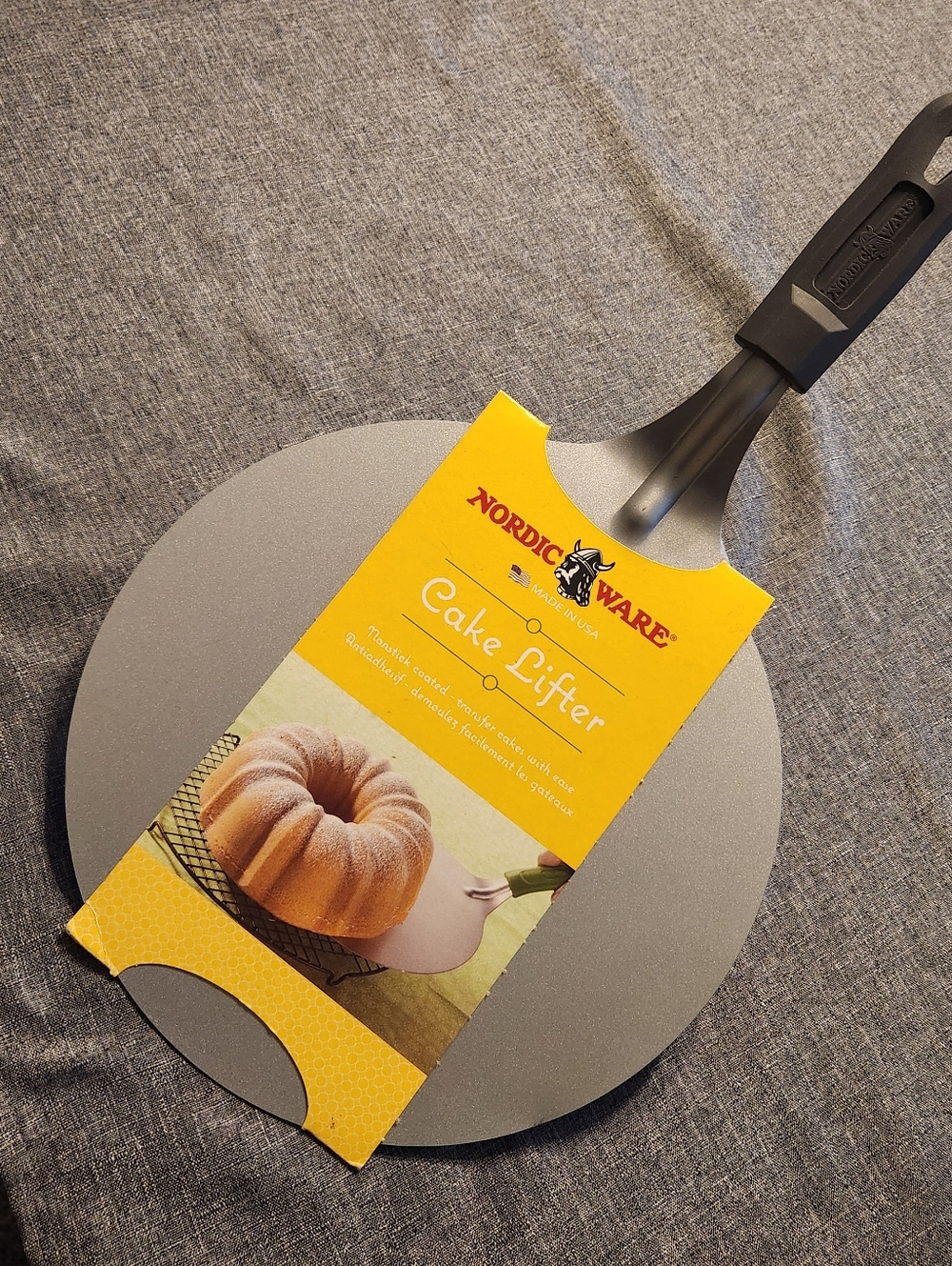 Nordic Ware 10" Cake Lifter NEW IN ORIGINAL PACKAGING